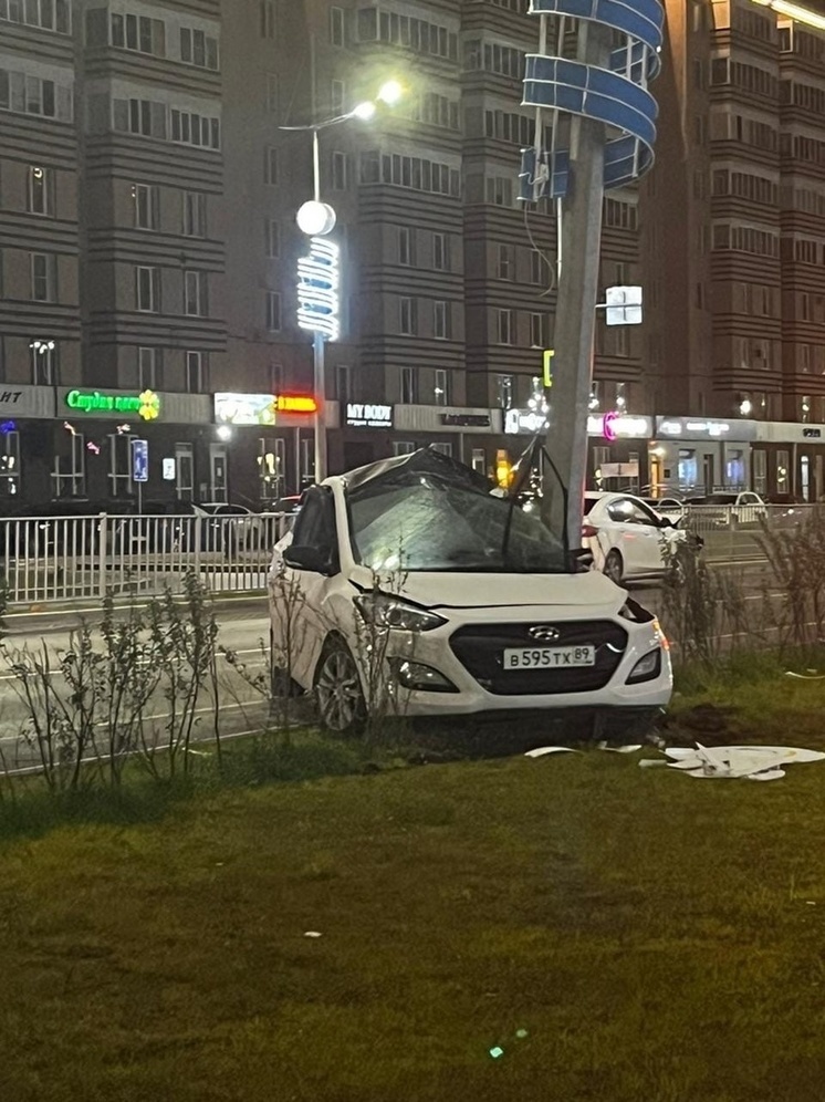В Новом Уренгое иномарка протаранила другую машину и «швырнула» ее в столб