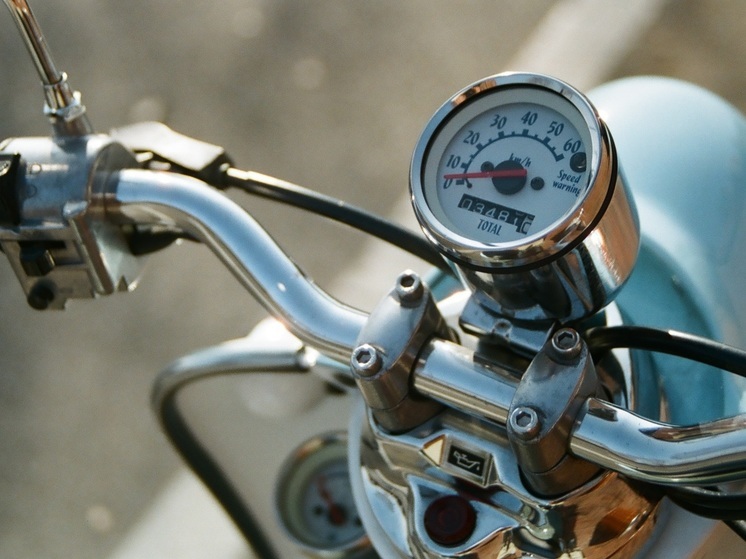 Автомобиль столкнулся с мопедом на трассе в Карелии, есть пострадавший