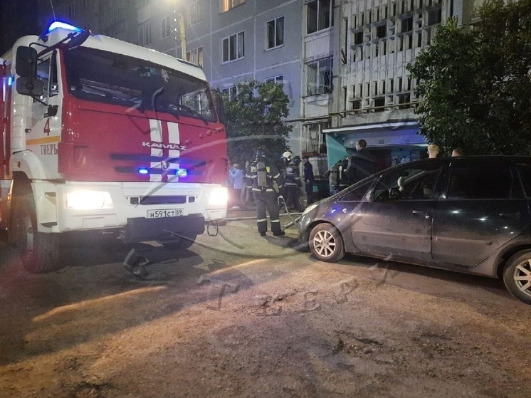 Женщину с ребенком спасли из горящей квартиры в Твери