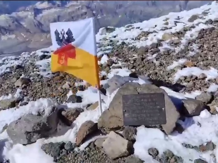 На Эльбрусе развернули флаг Краснодара