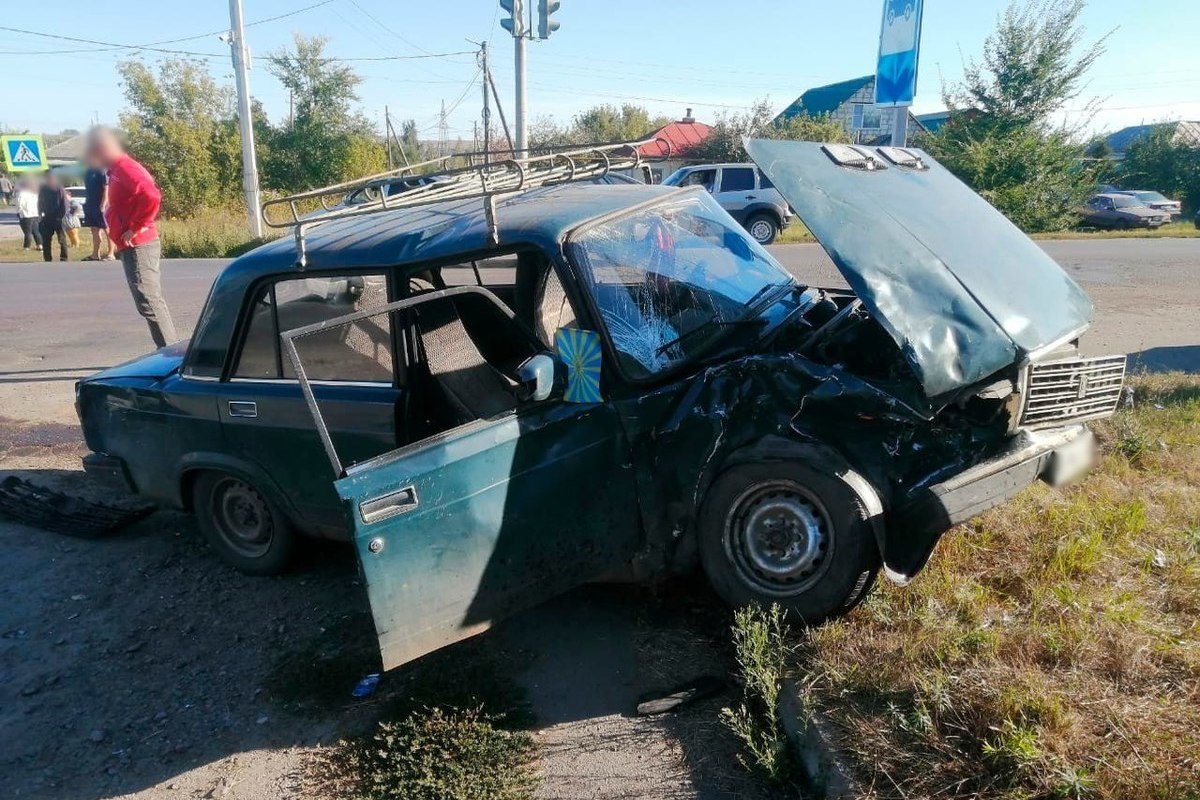 Под Воронежем после столкновения двух автомобилей на светофоре в больницу попали два человека