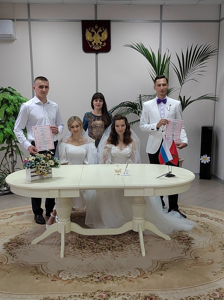 Брат и сестра в один день сыграли свадьбу в Брянске