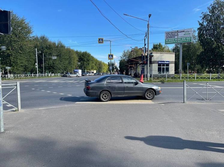 В Северодвинске госпитализировали женщину, которая переходила дорогу на «красный»