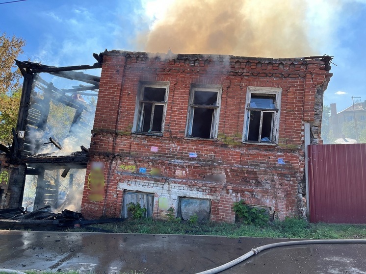 Около Дома-музея Павла Кузнецова горит кособокий дом