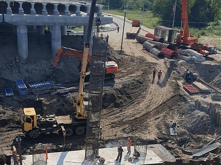 Специалисты монтируют каркас 6-ой опоры нового моста в Брянске