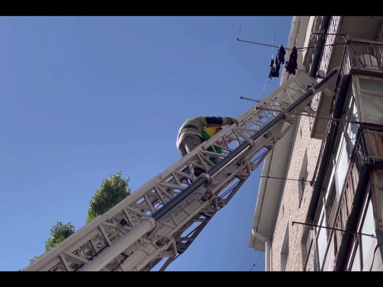 В Черкесске пожарные спасли девочку с балкона 7 этажа