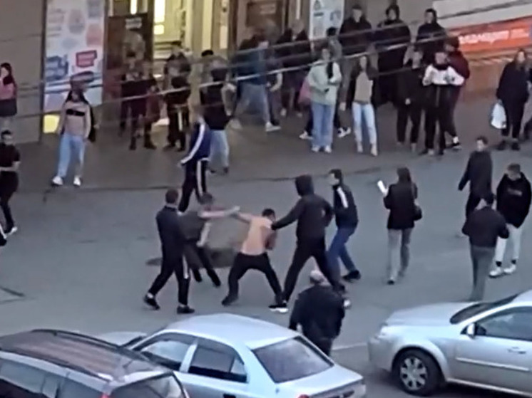 В Копейске возле ТРК «Слава» случилась массовая драка