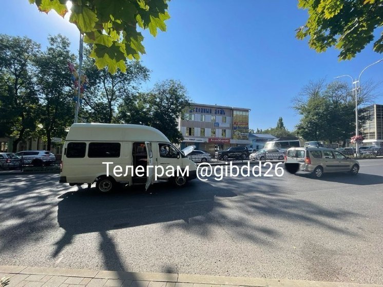 В Пятигорске пассажирская маршрутка въехала в легковушку, двое пострадавших