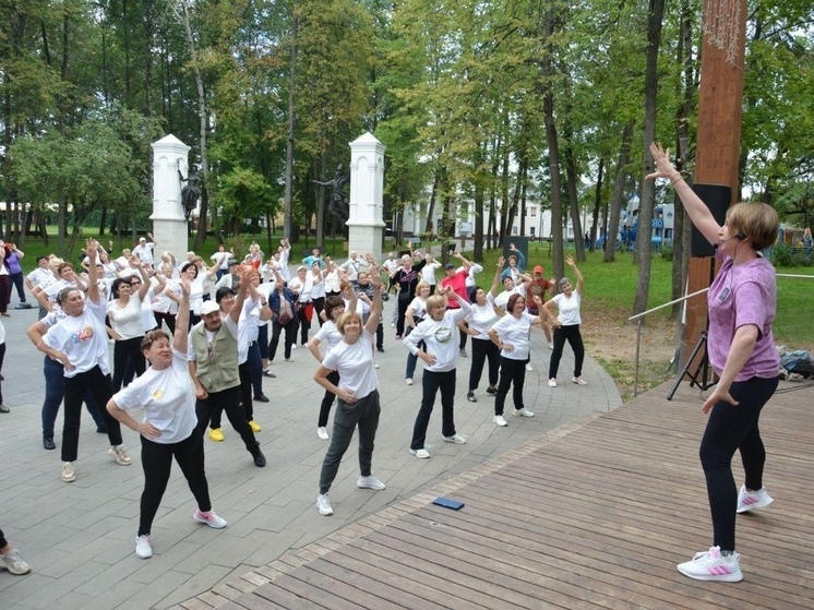 200 долголетов собрались в парке Серпухова на зарядку