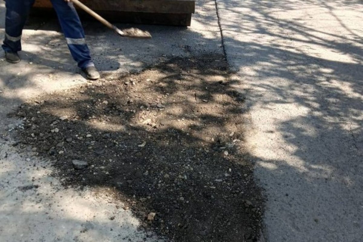 В Курске убрали кусок могильной плиты, которым закрыли яму на дороге