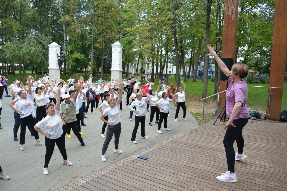 200 долголетов собрались в парке Серпухова на зарядку