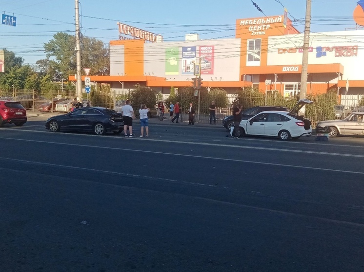 В Курске на Львовском повороте КамАЗ без тормозов протаранил две легковушки