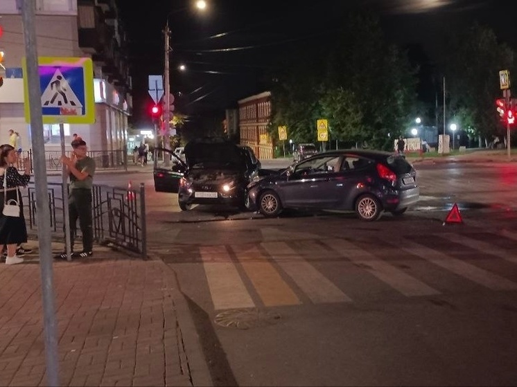 В центре Курска столкнулись две легковушки