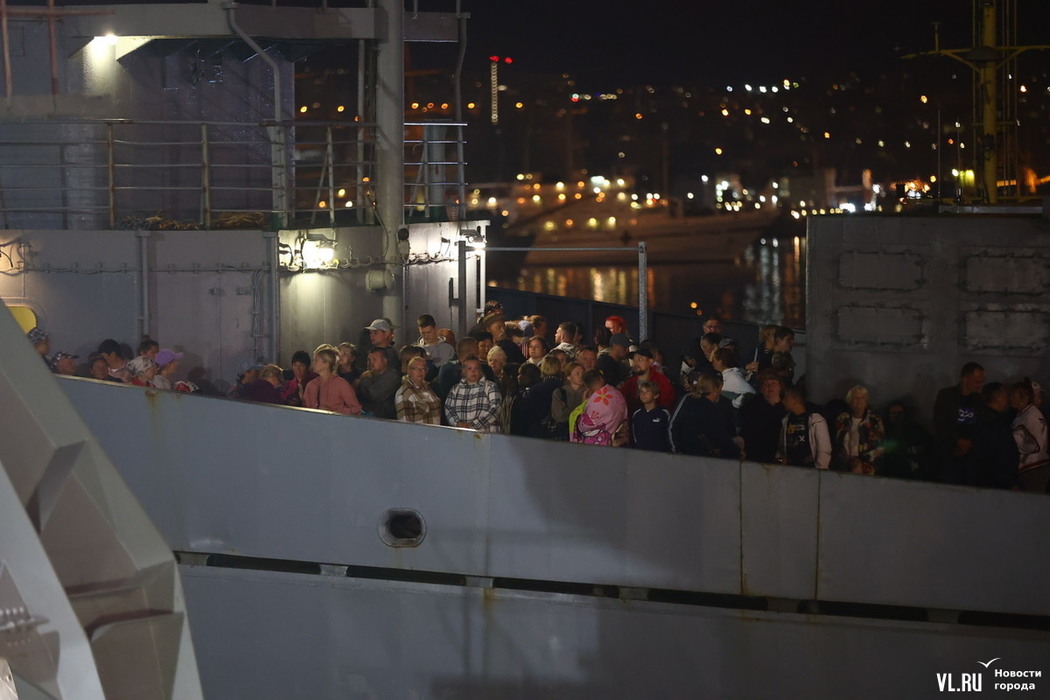 Корабли ТОФ доставили эвакуированных туристов ночью во Владивосток: фото