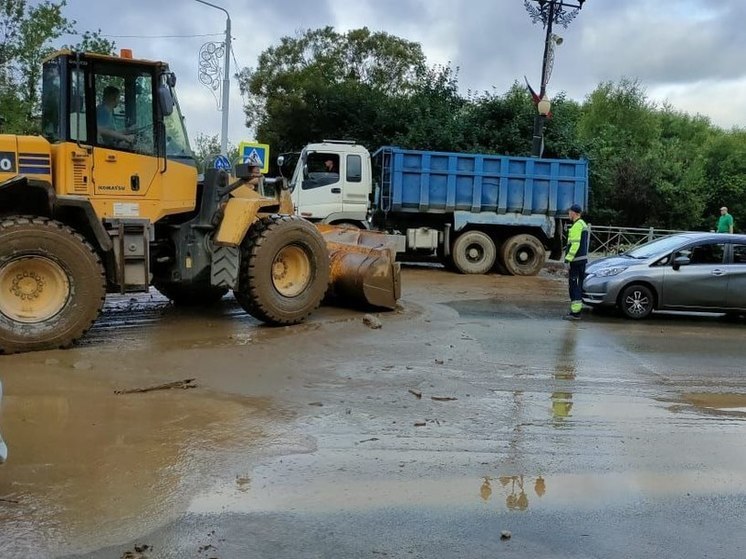 Власти оказывают необходимую помощь муниципалитетам юга Сахалина в ликвидации последствий циклона