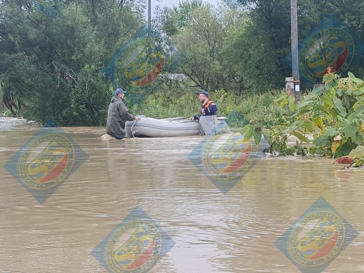 Спасатели на лодке эвакуировали пятерых человек из автомобиля в Южно-Сахалинске