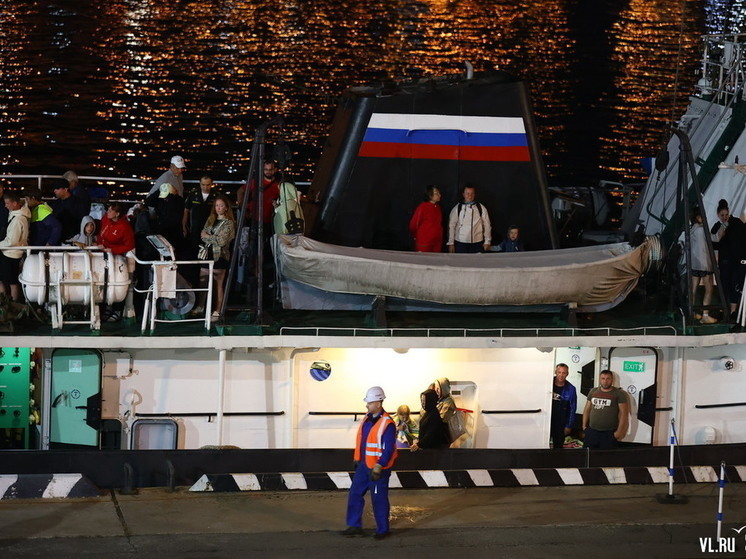Тысячи туристов эвакуировали кораблями ТОФ в Приморье