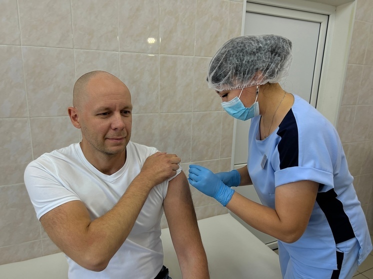 На Ямале стартовала вакцинация против гриппа: первыми прививаются главврачи