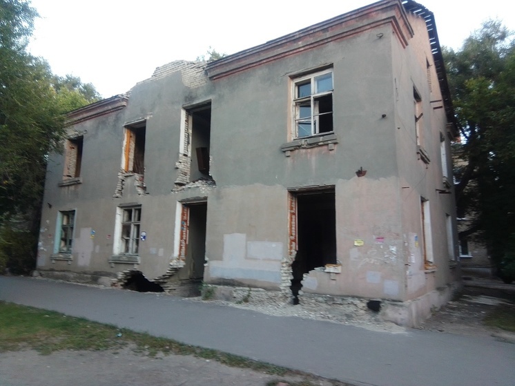 Жителям Саратова сообщают о «возможности внезапного обрушения» аварийных домов на их головы