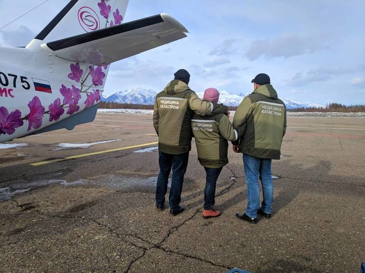 Лежачего пациента из Забайкалья доставили в Питер гражданским самолётом