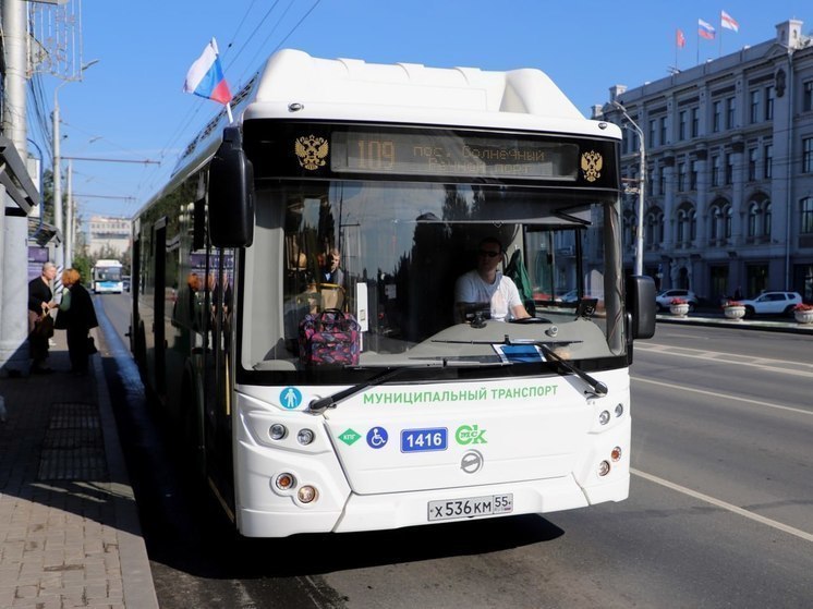 В Омске запустили дополнительные автобусы на пяти городских маршрутах