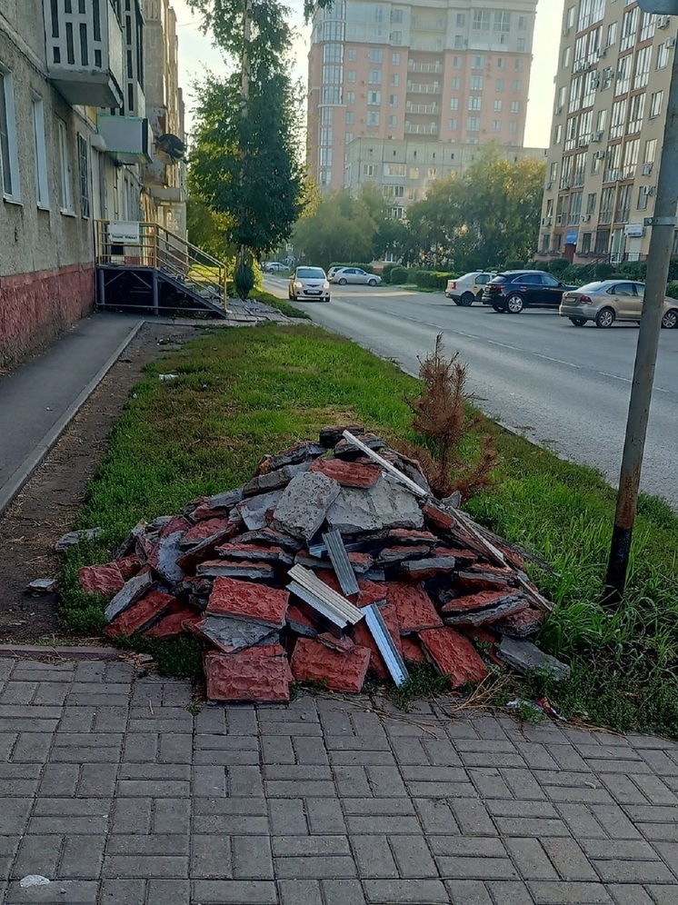 На оживленной улице Кемерова лежит гора строительного мусора