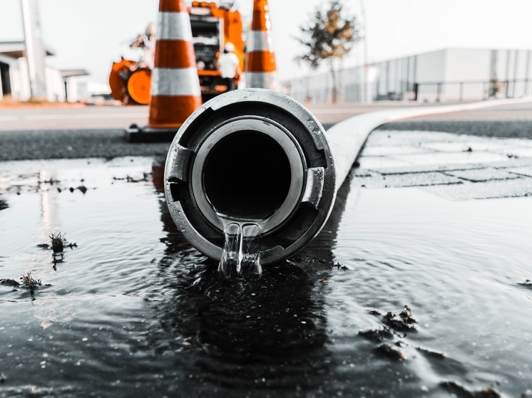 Вода из-под земли заливает двор Петрозаводска