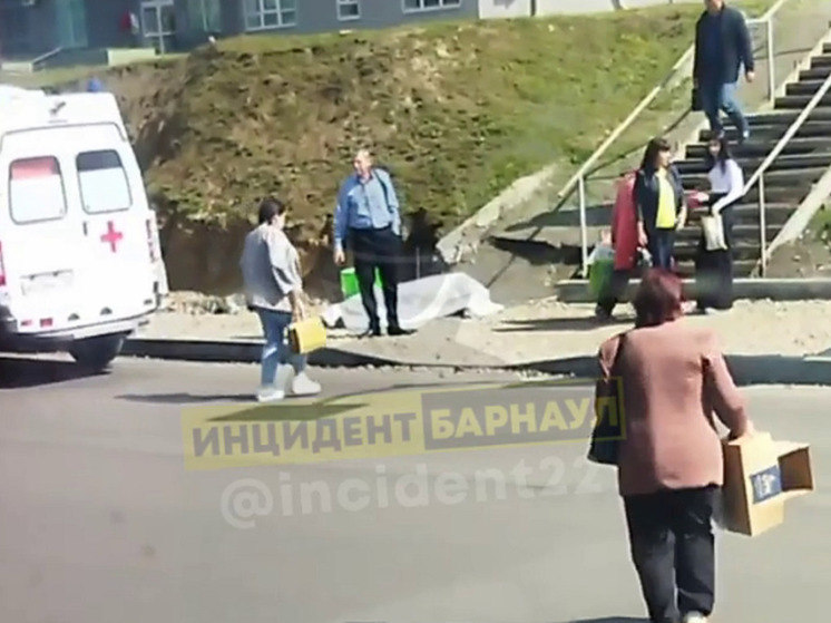 Труп мужчины нашли у дороги в Барнауле