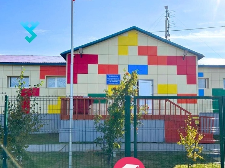 В Зеленом Яре школу ко Дню знаний украсили ярким фасадом