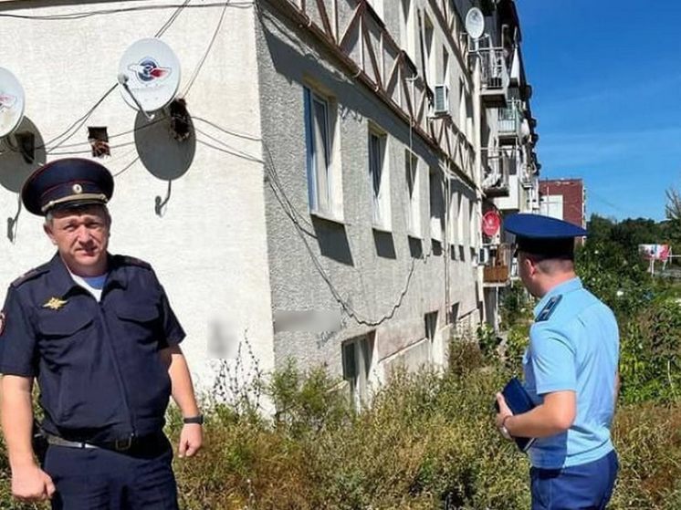С третьего этажа дома в Вольске упала 10-месячная девочка