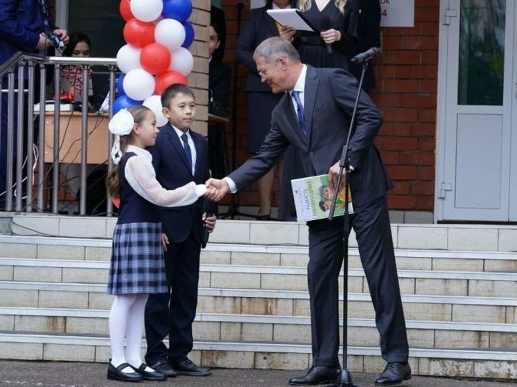 Радий Хабиров поздравил школьников с 1 сентября