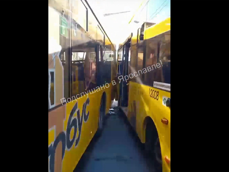 В Ярославле два желтых автобуса «забодали» друг друга