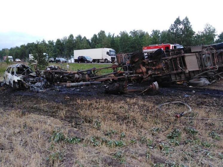 Под Красноярском в массовом ДТП с большегрузом сгорели три машины