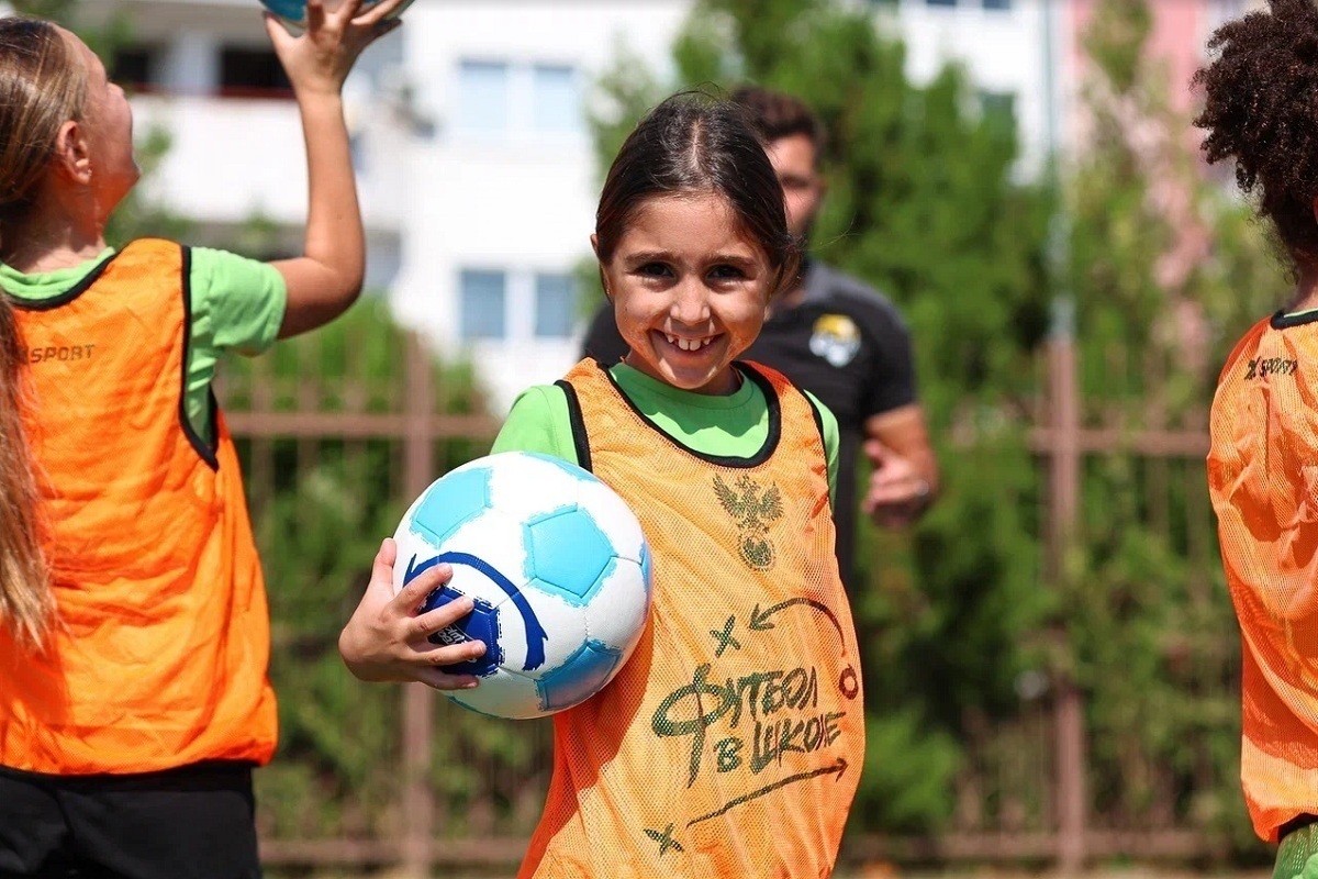 По всей России стартовал третий сезон проекта «Футбол в школе» Российского футбольного союза.