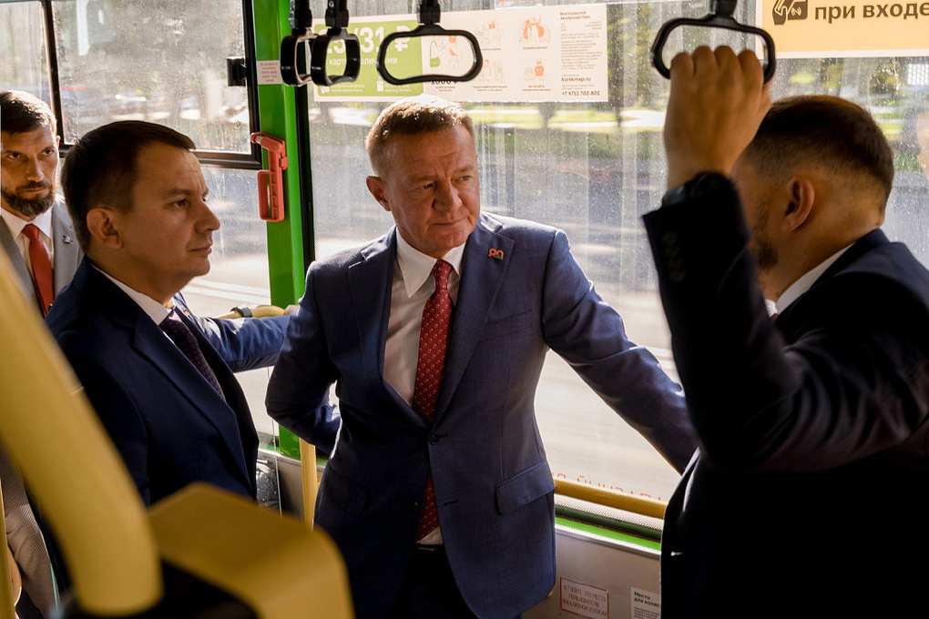 Губернатор Старовойт в День знаний проверил работу общественного транспорта в Курске