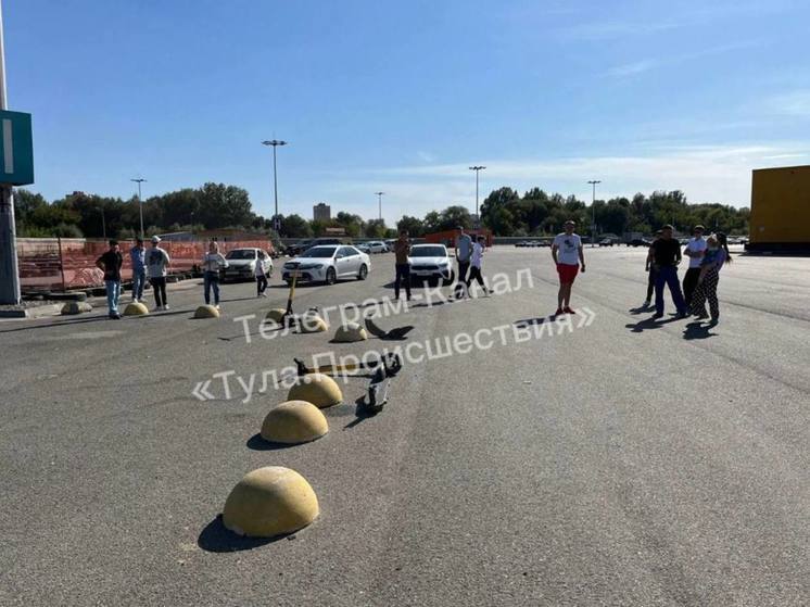На парковке около "Макси" в Туле 19-летний парень на "ВАЗе" сбил двух подростков и самокаты