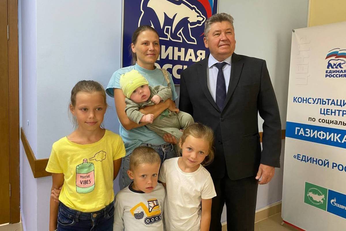 Алексей Анохин принял участие в акции «Собери ребенка в школу»