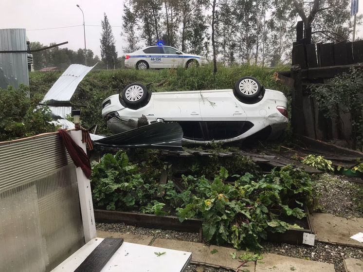 Volkswagen врезался в забор, вылетев с трассы Пермь – Екатеринбург