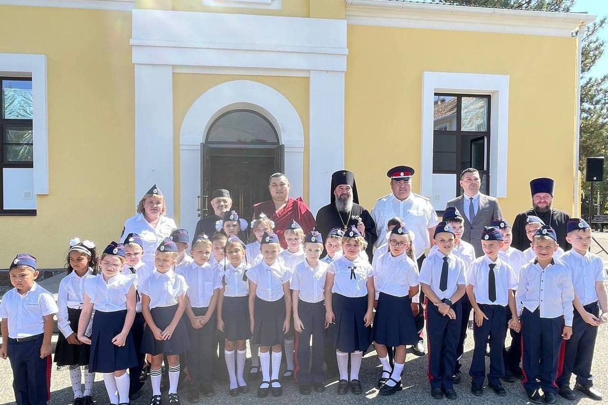 Духовенство Калмыкии благословило юных казачат на успешную учебу