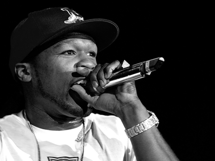 Рэпер 50 Cent разбил фанатке голову микрофоном