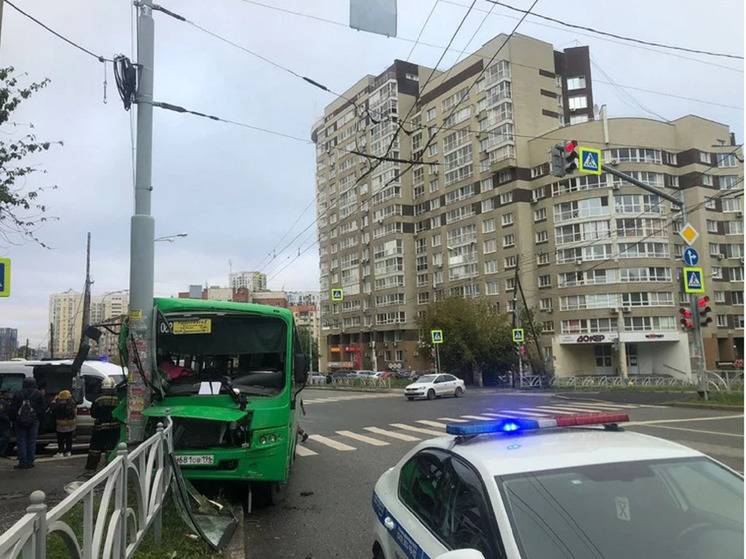 В Екатеринбурге автобус влетел в столб, много пострадавших