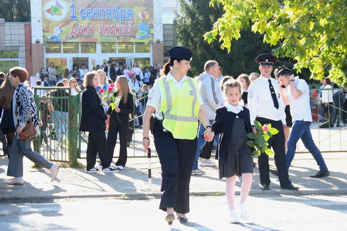Около пятисот костромских правоохранителей ообеспечивали безопасность на школьных линейках