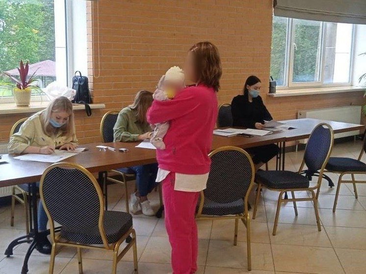 "У меня подрастают дети": мать троих малышей из Донбасса голосует в Туле