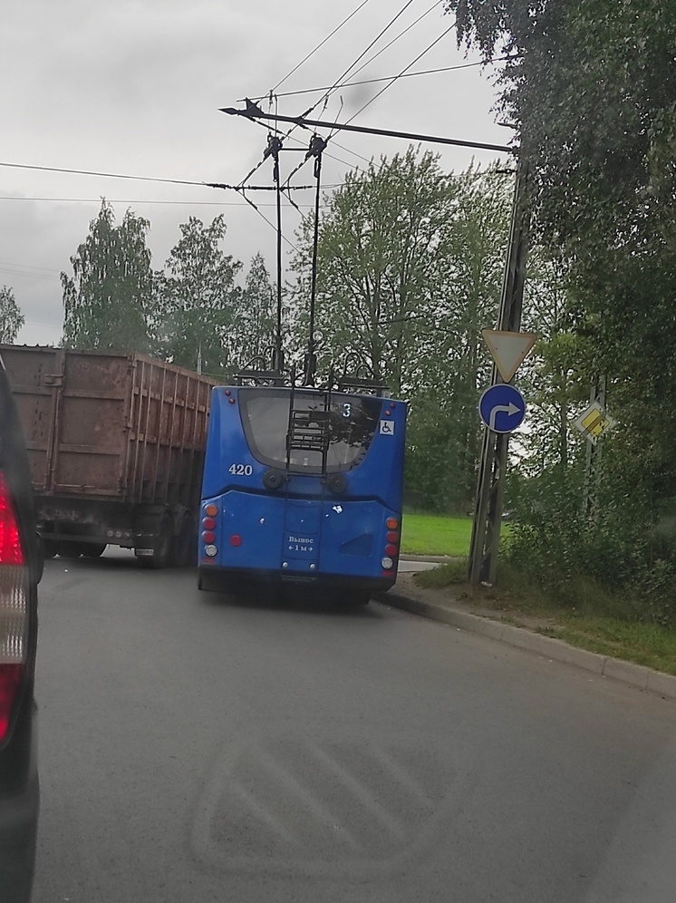 Мусоровоз притер новенький троллейбус на выезде из Петрозаводска