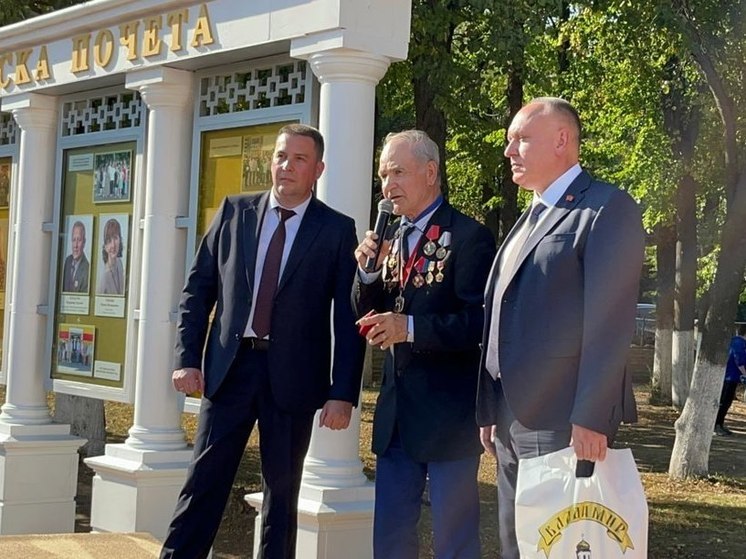 Избранных владимирцев разместили на новой Доске почета
