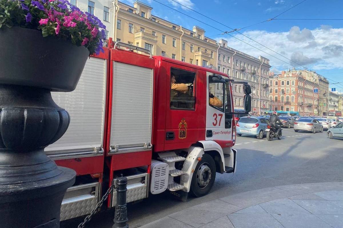 На Васильевском острове вспыхнула мансарда жилого дома - МК Санкт-Петербург