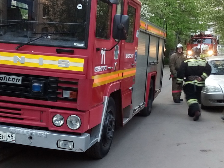 В Железногорске Курской области потушили пожар в кирпичном гараже