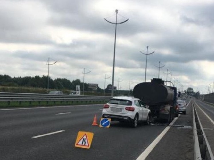 Женщина на Mercedes влетела в бензовоз на трассе под Калининградом
