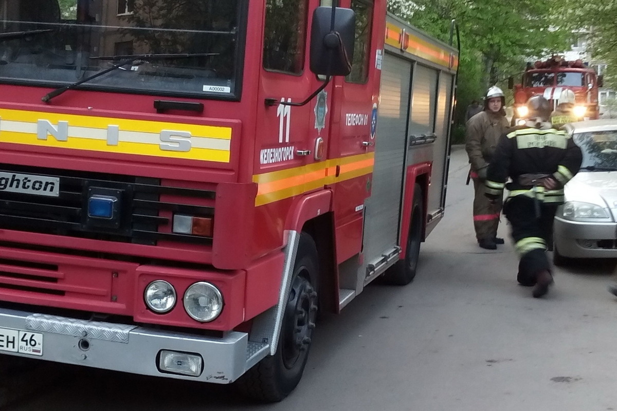 В Железногорске Курской области потушили пожар в кирпичном гараже