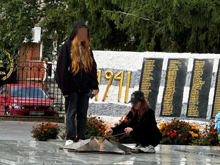 Школьницам, "что-то жарившим" на вечном огне в Чебаркуле, пригрозили насилием